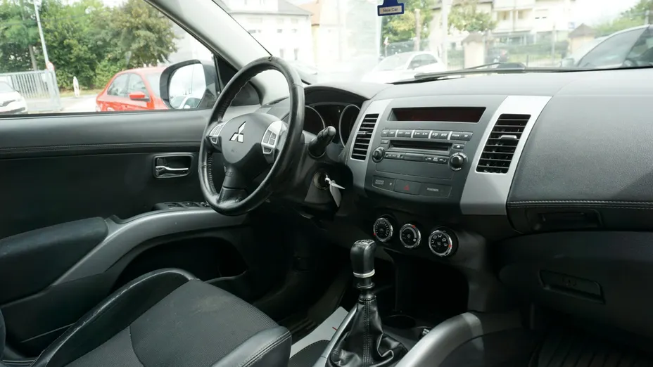 MITSUBISHI Outlander -