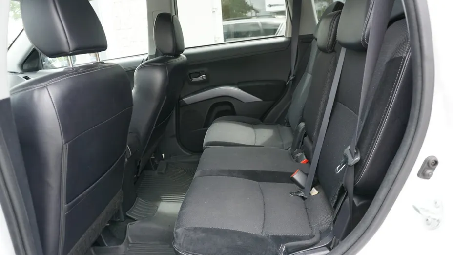 MITSUBISHI Outlander -