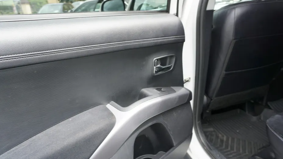 MITSUBISHI Outlander -