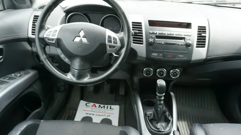 MITSUBISHI Outlander -