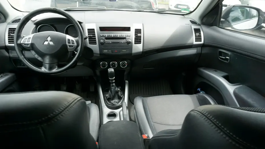 MITSUBISHI Outlander -