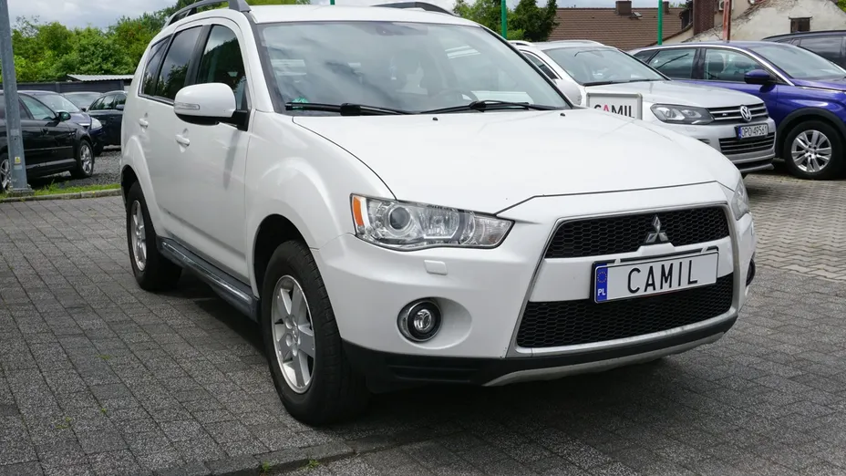MITSUBISHI Outlander -