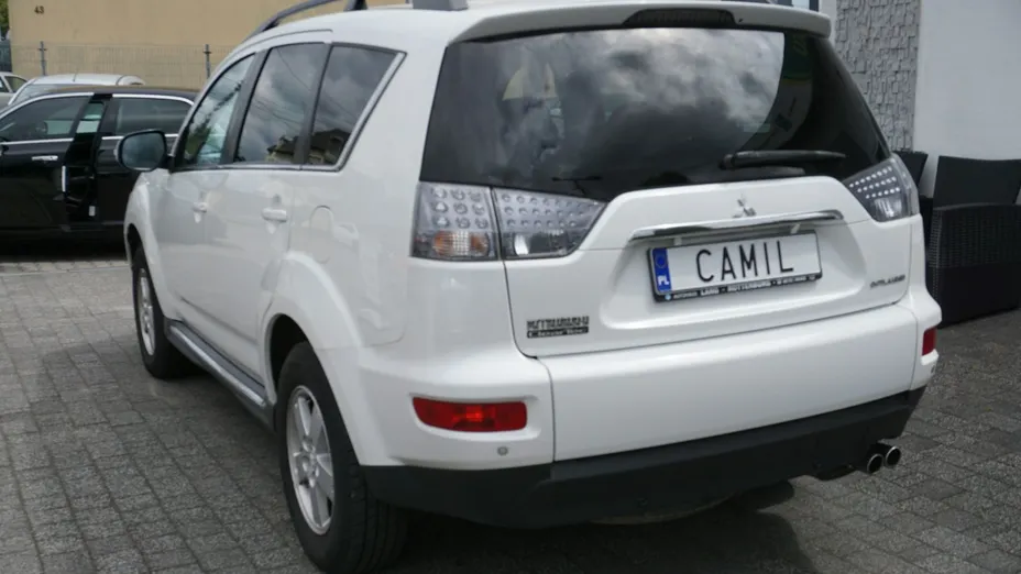 MITSUBISHI Outlander -