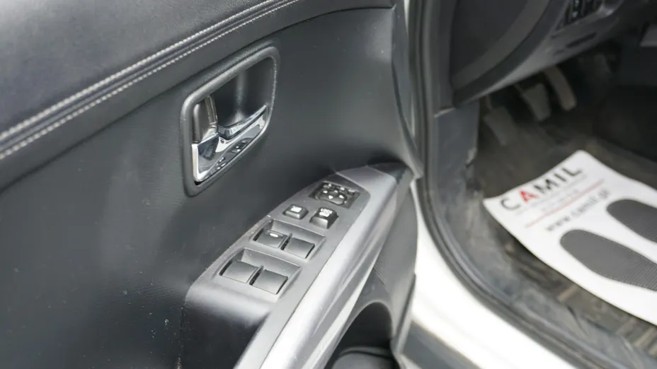 MITSUBISHI Outlander -