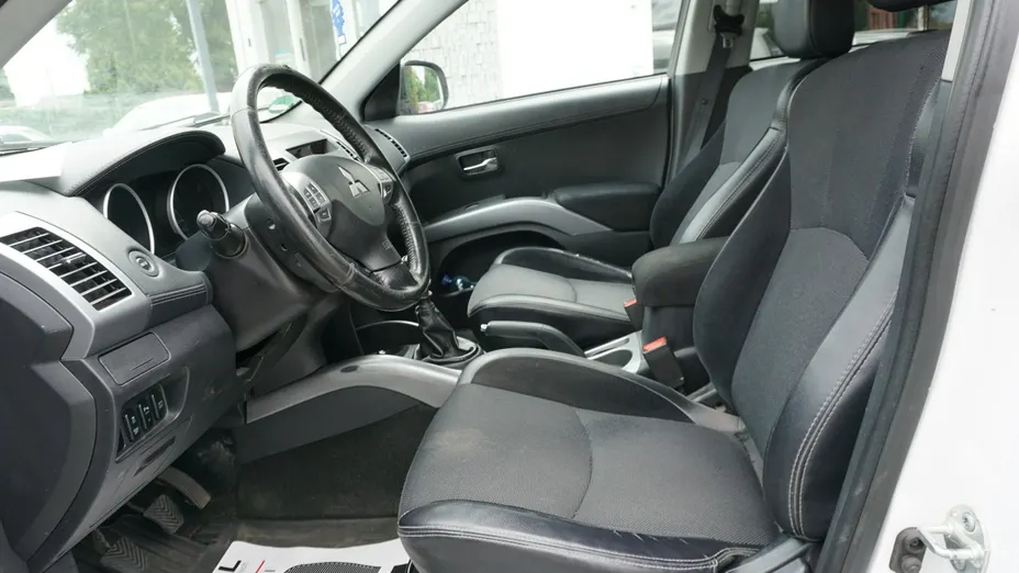 MITSUBISHI Outlander -