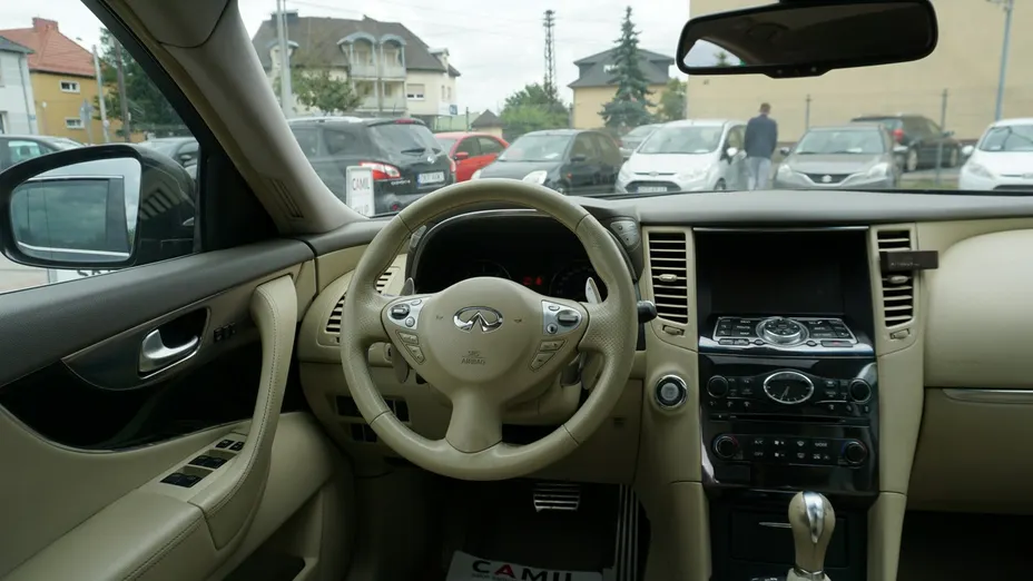 INFINITI FX -