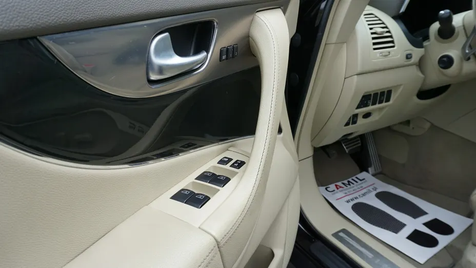 INFINITI FX -