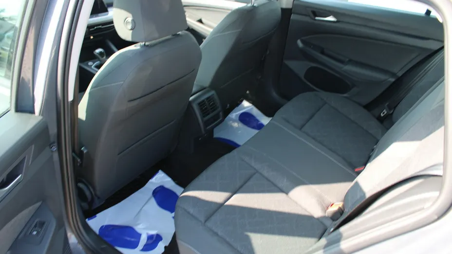VOLKSWAGEN Golf -