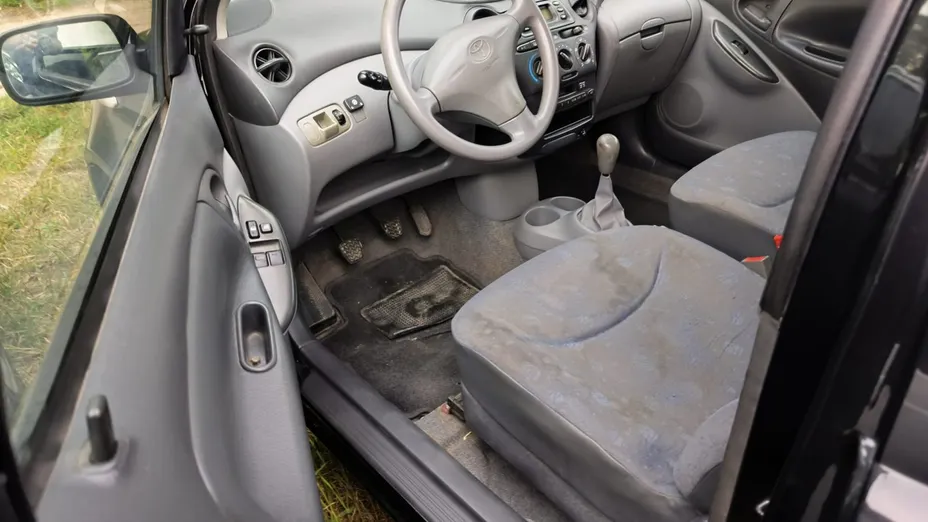 TOYOTA Yaris -