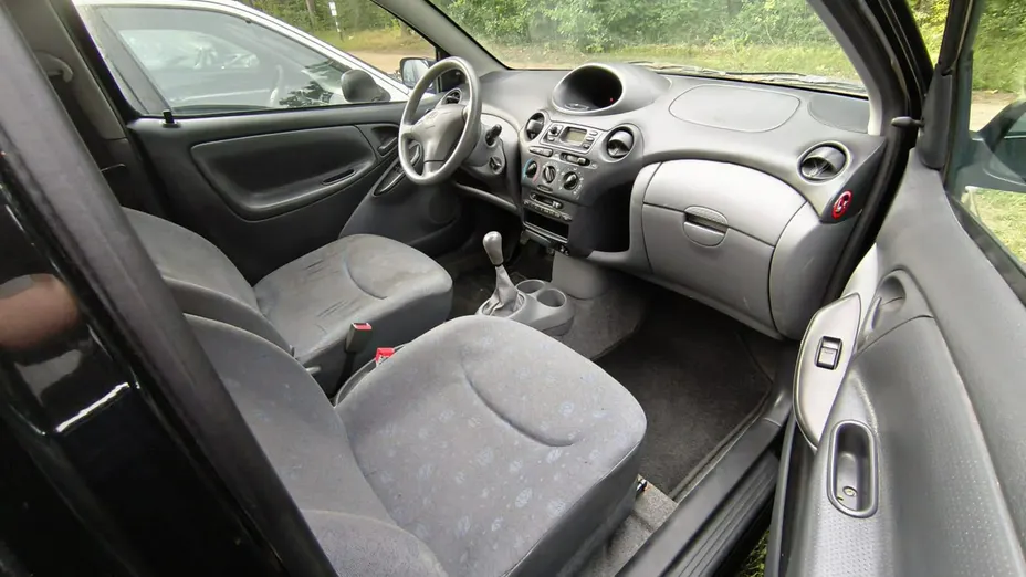 TOYOTA Yaris -