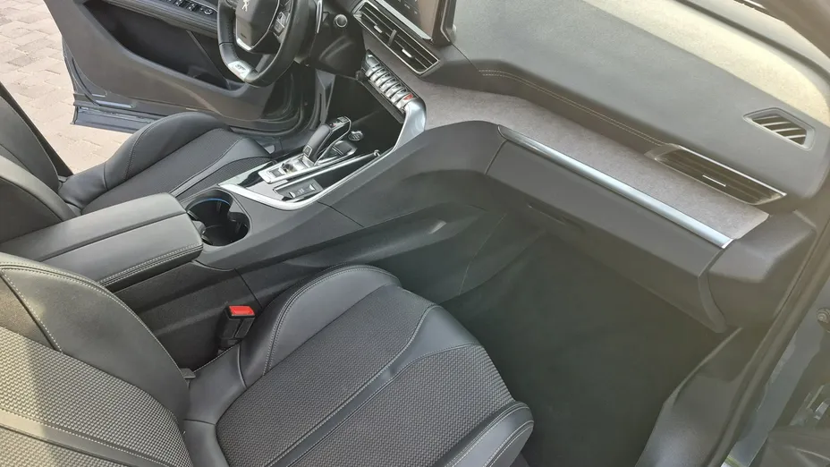 PEUGEOT 5008 -