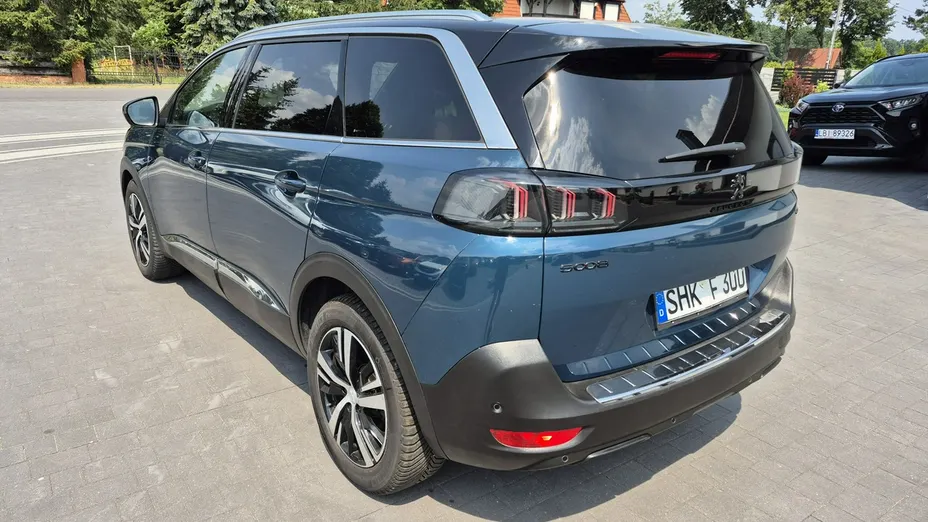 PEUGEOT 5008 -