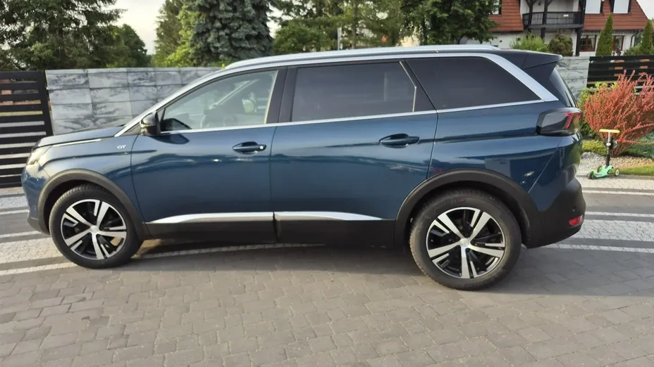 PEUGEOT 5008 -