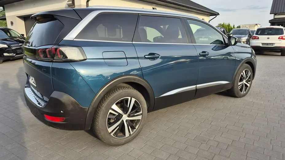PEUGEOT 5008 -