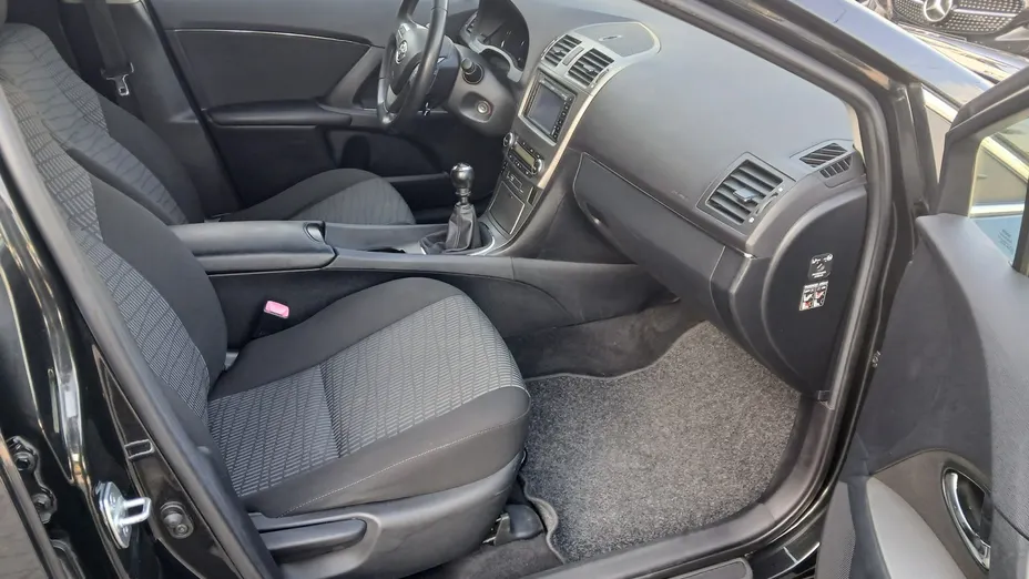 TOYOTA Avensis -