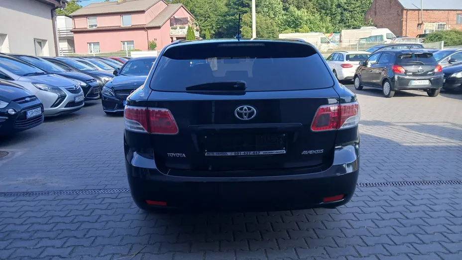 TOYOTA Avensis -