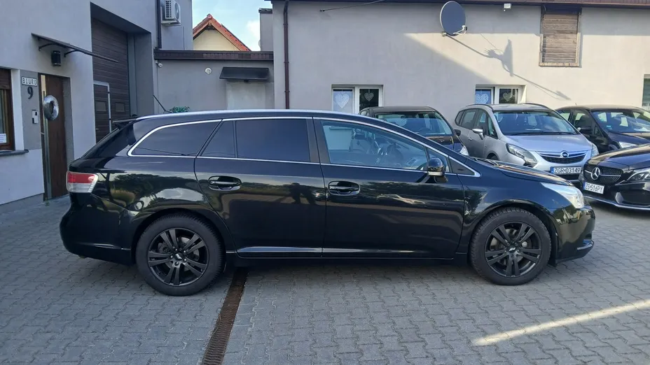 TOYOTA Avensis -