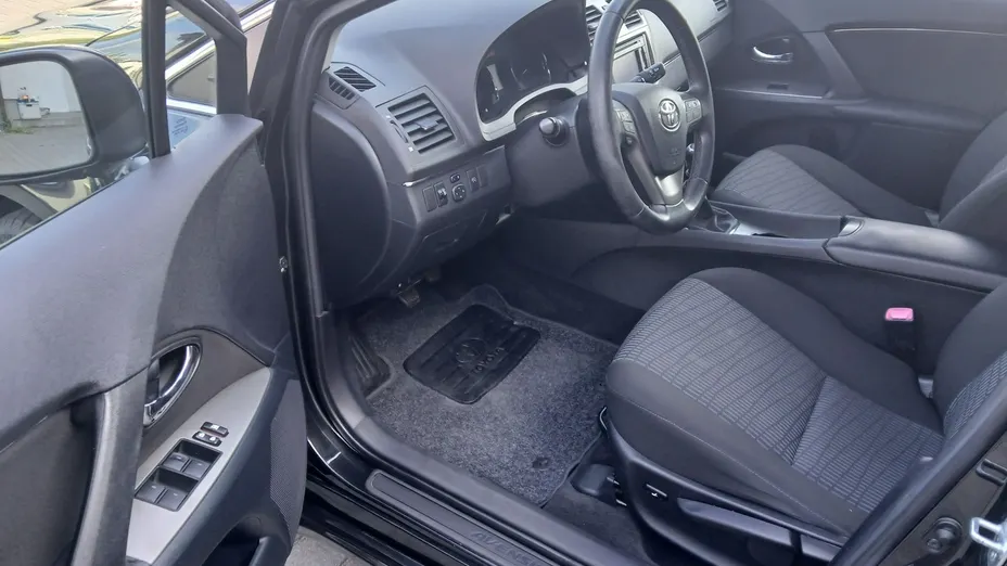 TOYOTA Avensis -