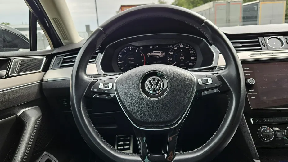 VOLKSWAGEN Passat -