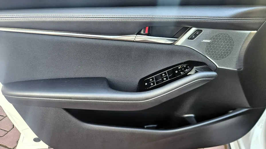 MAZDA 3 -