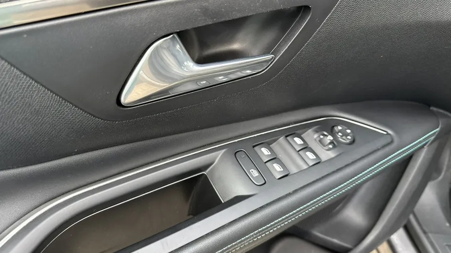 PEUGEOT 5008 -