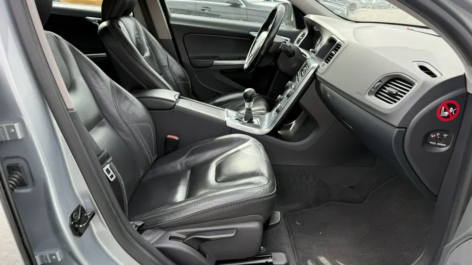 VOLVO V60 -