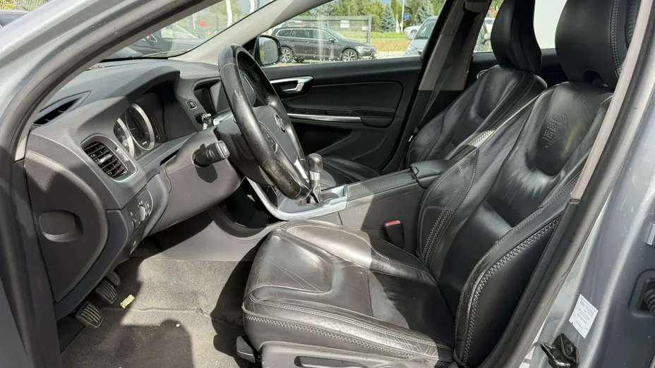 VOLVO V60 -