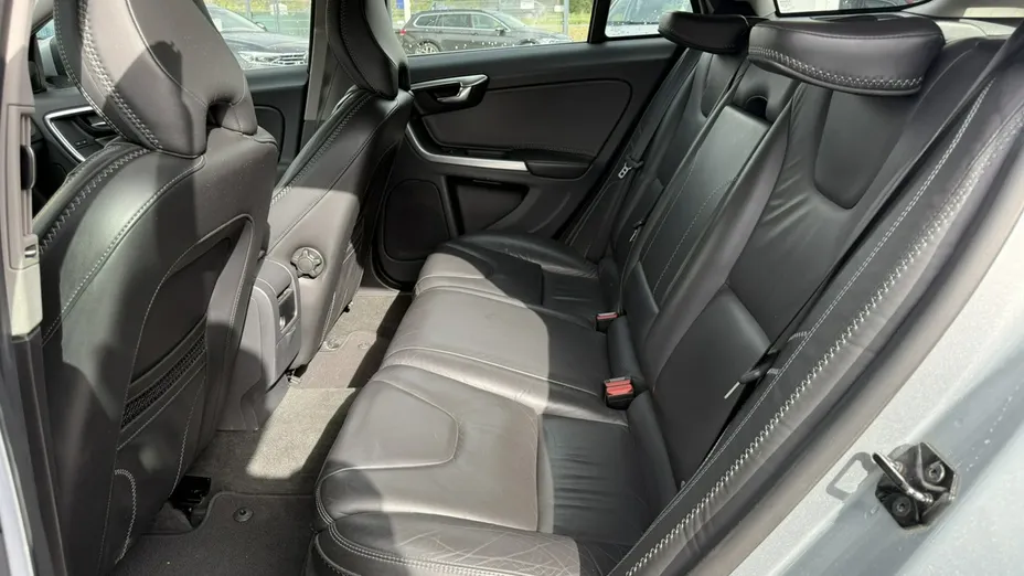 VOLVO V60 -