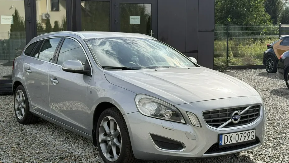 VOLVO V60 -