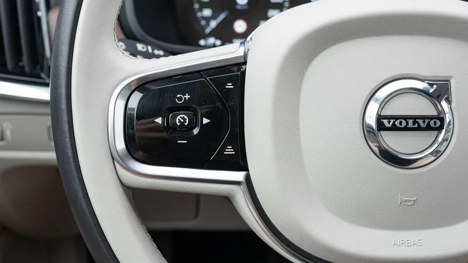 VOLVO S90 -