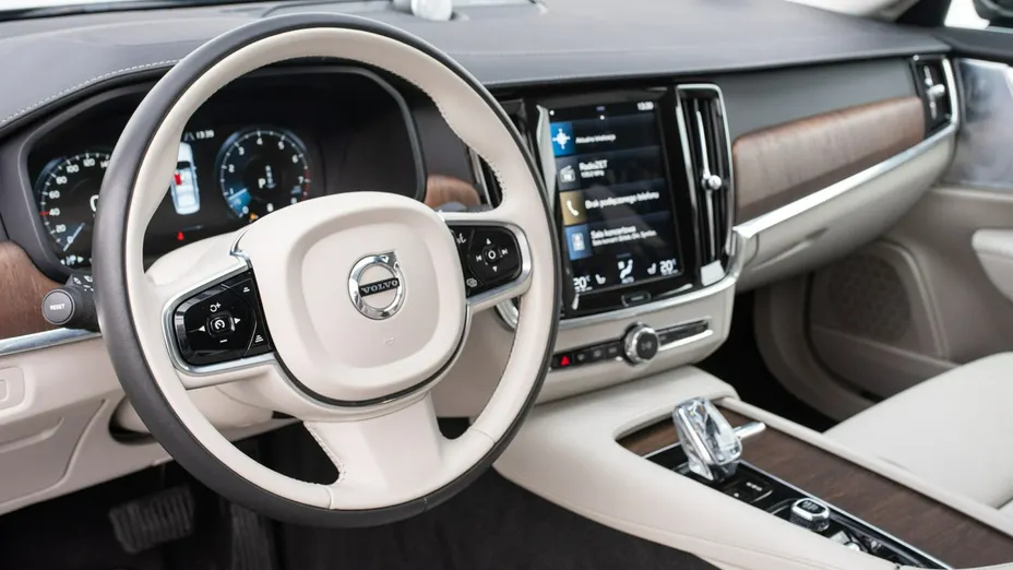 VOLVO S90 -
