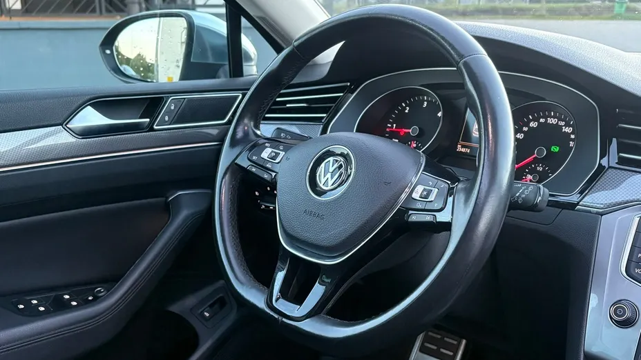 VOLKSWAGEN Passat -