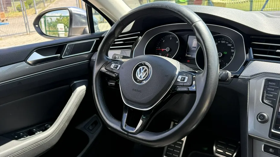 VOLKSWAGEN Passat -