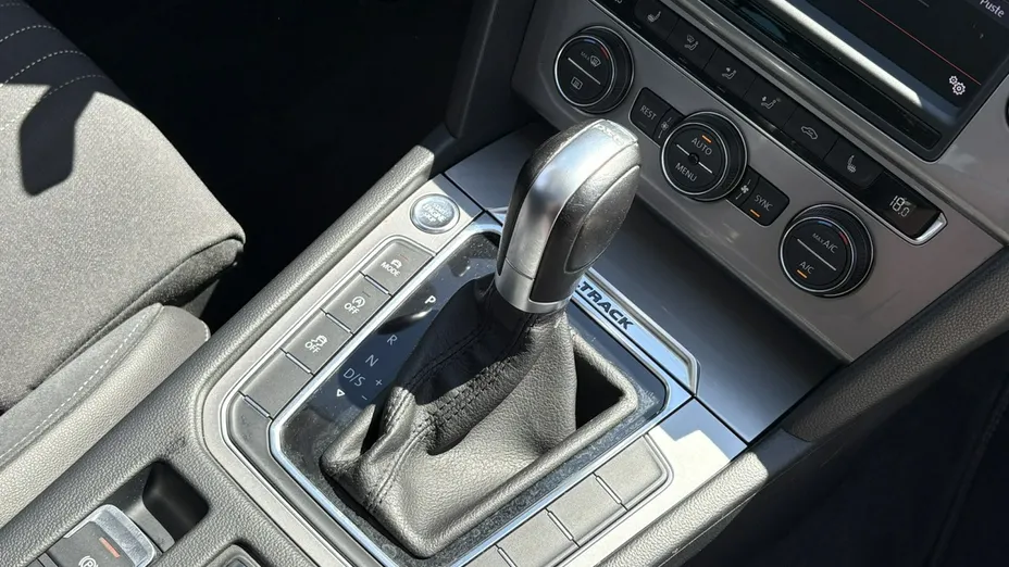 VOLKSWAGEN Passat -