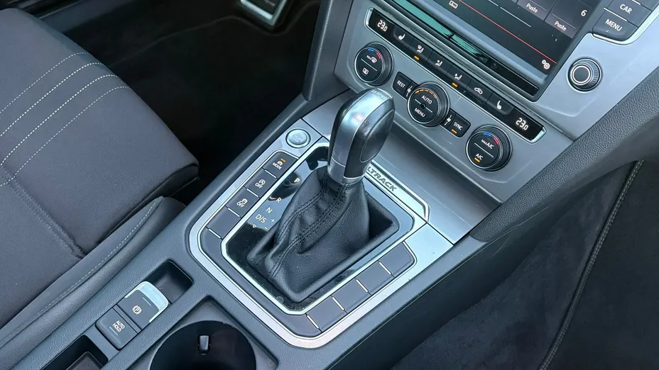 VOLKSWAGEN Passat -