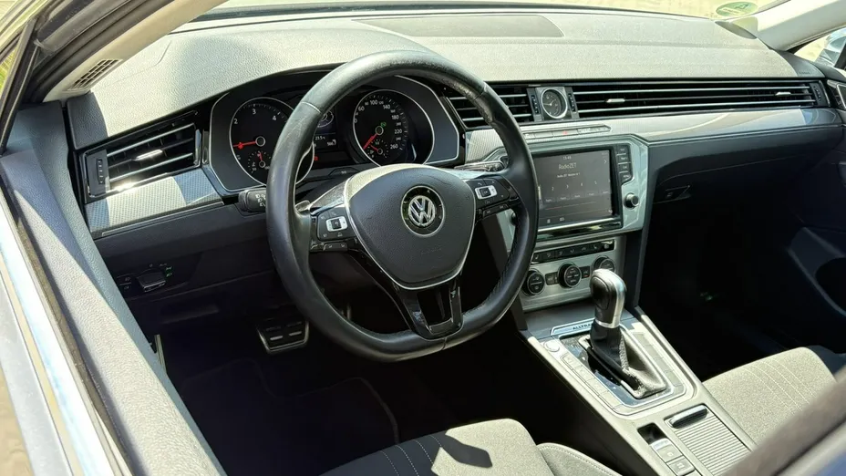 VOLKSWAGEN Passat -