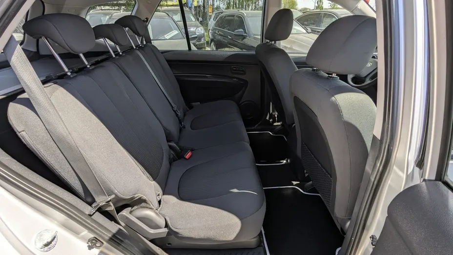 KIA Carens -