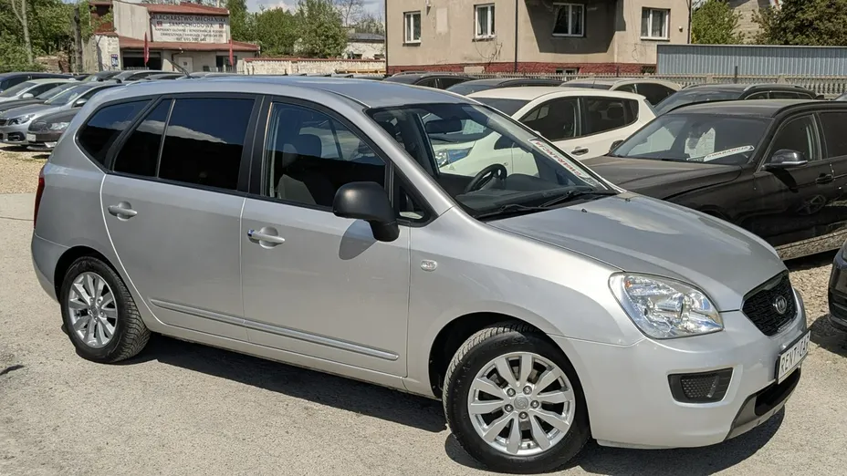 KIA Carens -