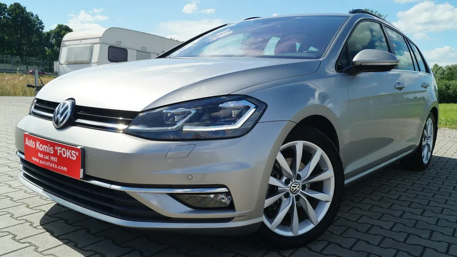 VOLKSWAGEN Golf -