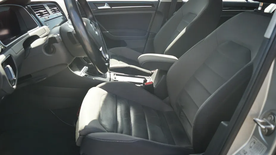 VOLKSWAGEN Golf -