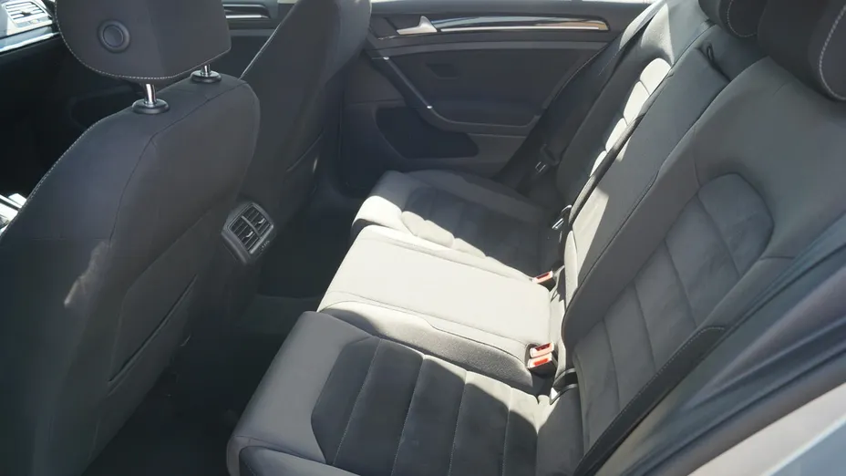 VOLKSWAGEN Golf -