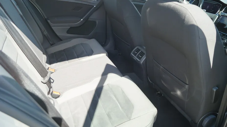 VOLKSWAGEN Golf -