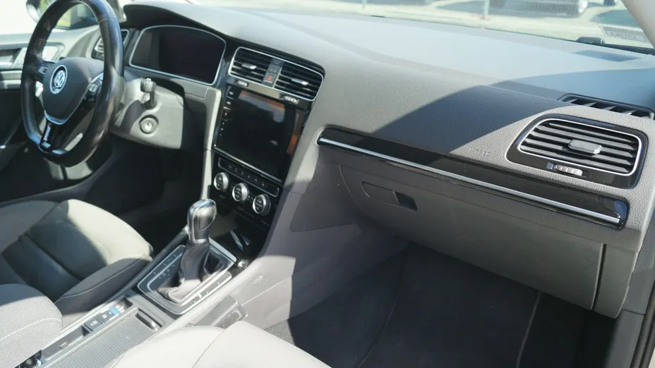 VOLKSWAGEN Golf -