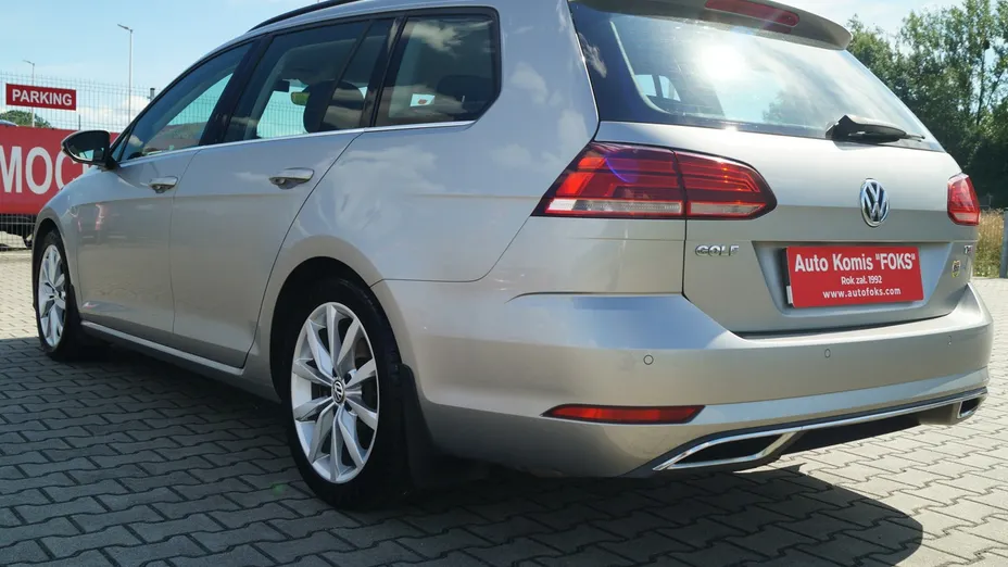 VOLKSWAGEN Golf -