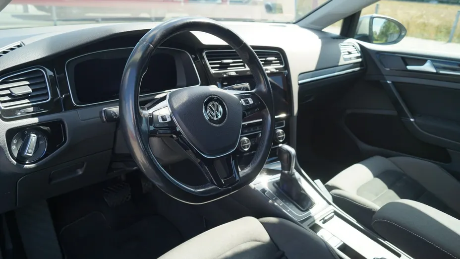 VOLKSWAGEN Golf -