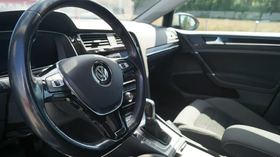 VOLKSWAGEN Golf -