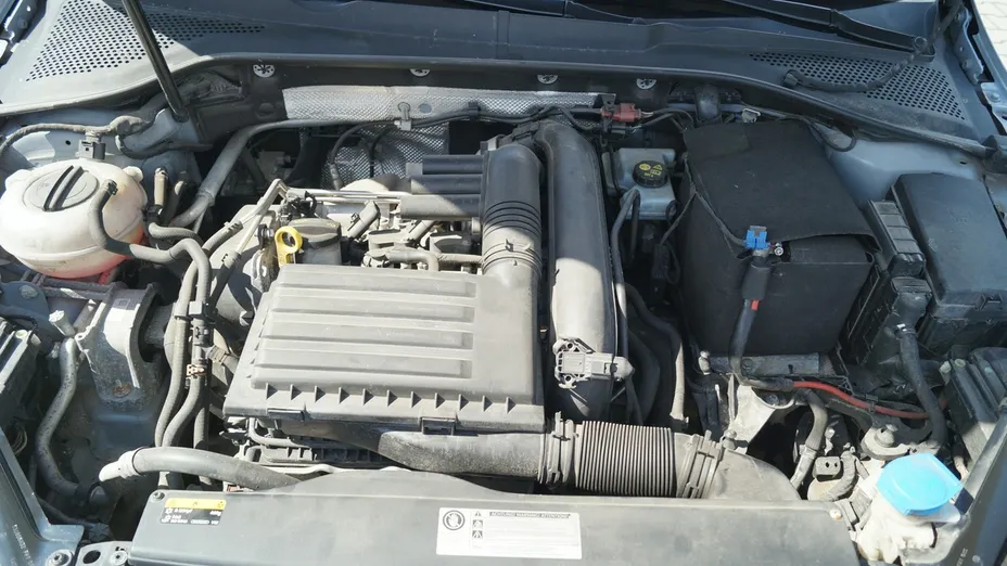 VOLKSWAGEN Golf -