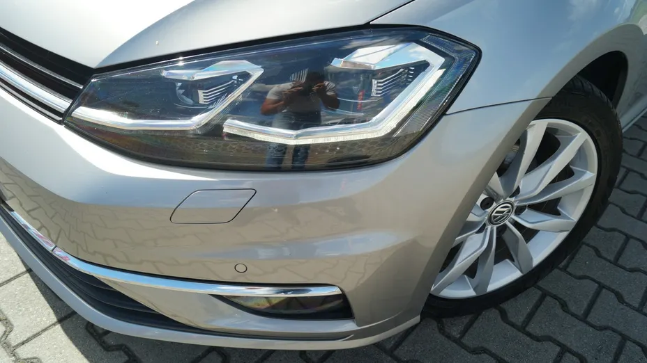 VOLKSWAGEN Golf -