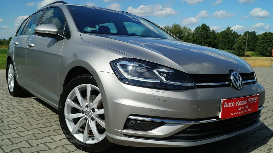 VOLKSWAGEN Golf -