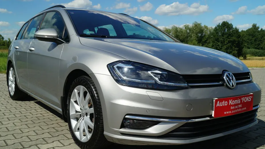 VOLKSWAGEN Golf -